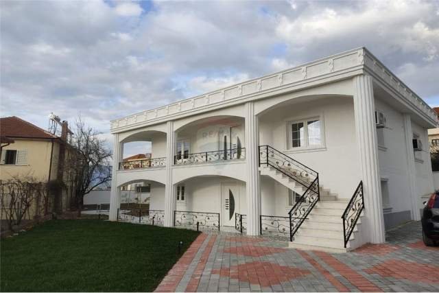 Tirane, jepet me qera Vile 4+1+A+BLK Kati 2, 477 m² 1.000 Euro (sauk)