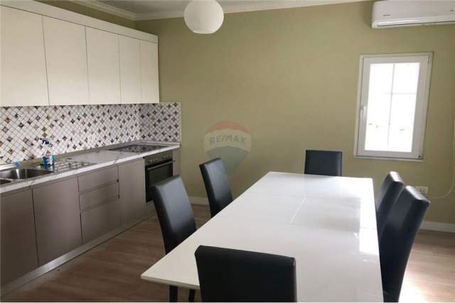 Tirane, jepet me qera Vile 4+1+A+BLK Kati 2, 477 m² 1.000 Euro (sauk)