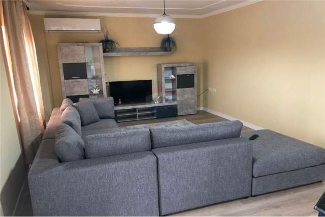 Tirane, jepet me qera Vile 4+1+A+BLK Kati 2, 477 m² 1.000 Euro (sauk)