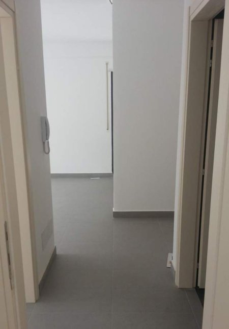Tirane, jap me qera ambjent biznesi Kati 3, 107 m² 500 Euro (Rruga Dibres)