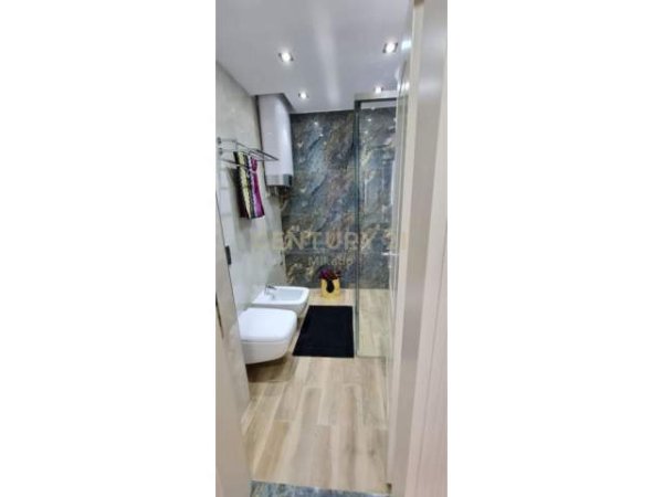 Tirane, jap me qera apartament 2+1+BLK Kati 8, 123 m² 800 Euro (Ish Ekspozita)