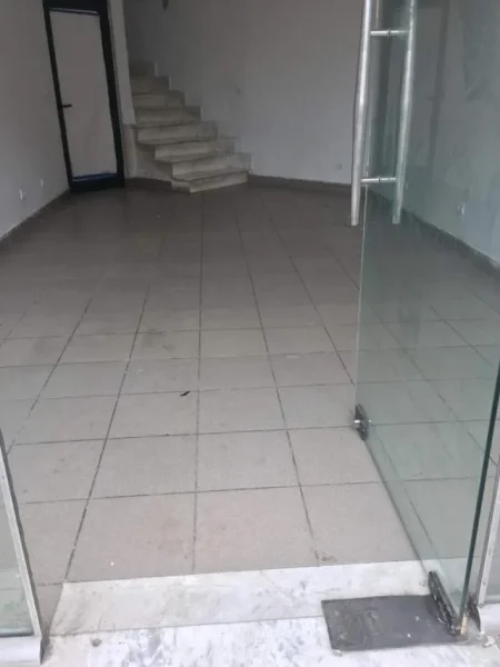 Tirane, shes dyqan Kati 0, 54 m² 250.000 Euro (Rruga 5 Maji)