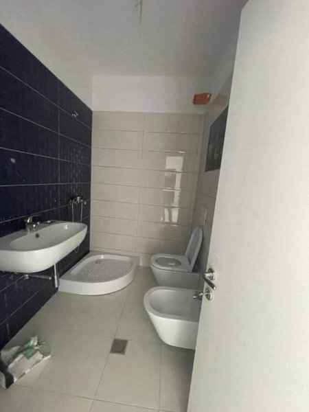 Tirane, jap me qera zyre Kati 7, 100 m² 450 Euro (Selvia)