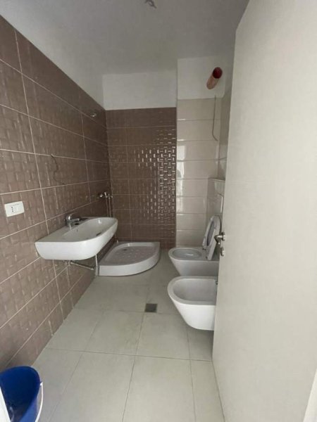 Tirane, jap me qera zyre Kati 7, 100 m² 450 Euro (Selvia)