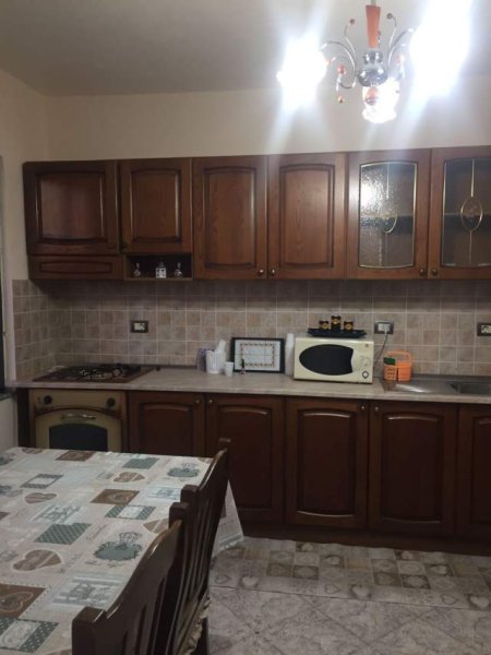 Tirane, jap me qera apartament 2+1  (Rruga e kavajes)