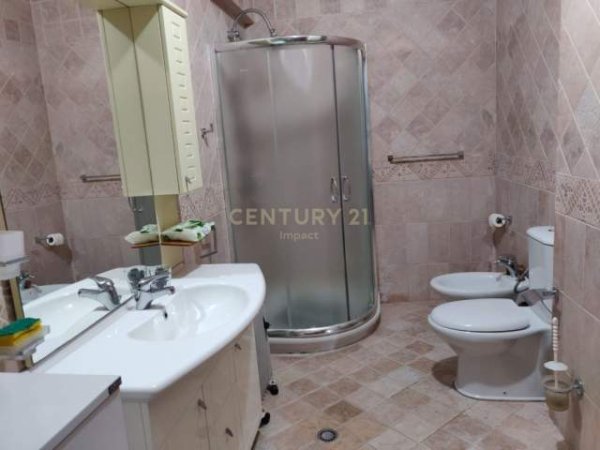 Tirane, jepet me qera Penthouse 3+1+BLK Kati 12, 220 m² 1.000 Euro