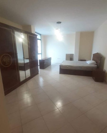 Tirane, jap me qera apartament 3+1 400 Euro