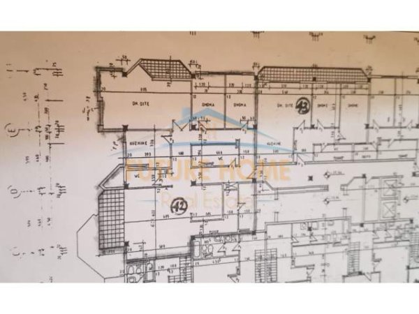 Tirane, jap me qera ambjent biznesi Kati 9, 270 m² 1.650 Euro (Rruga e Kavajes)