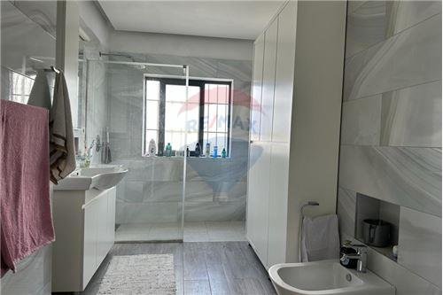 Tirane, shitet apartament 2+1+BLK 97 m² 226.000 Euro (Qender)