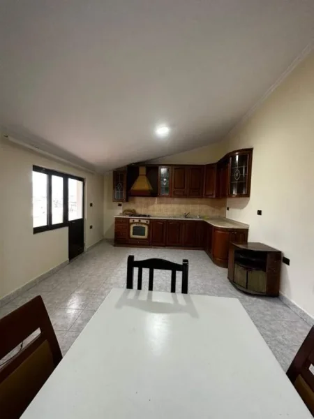 Tirane, jepet me qera apartament 2+1 Kati 4, 38.000 Leke (perballe Birra Tirana)