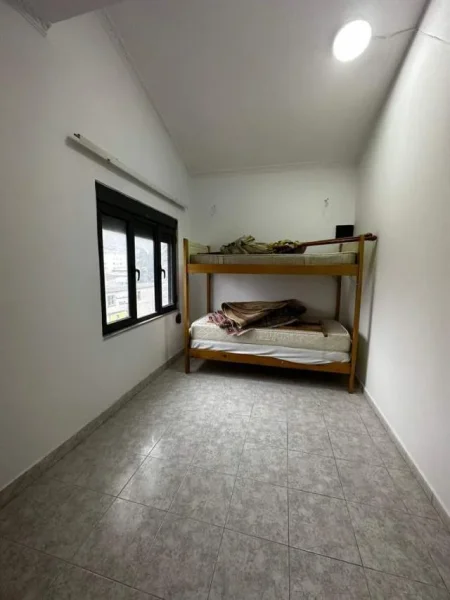 Tirane, jepet me qera apartament 2+1 Kati 4, 38.000 Leke (perballe Birra Tirana)