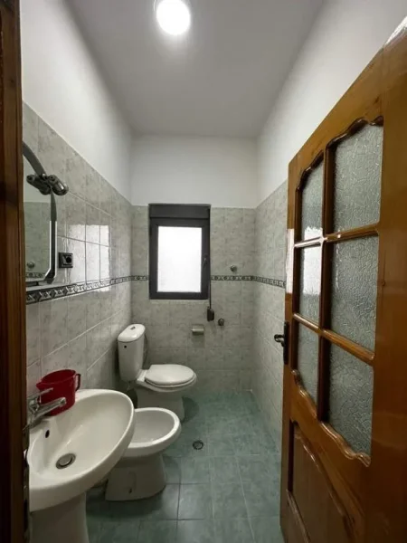 Tirane, jepet me qera apartament 2+1 Kati 4, 38.000 Leke (perballe Birra Tirana)