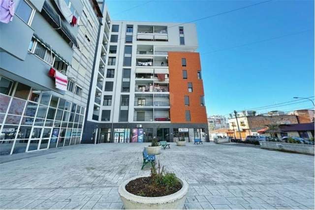 Tirane, jepet me qera zyre Kati 1, 133 m² 500 Euro (Bulevardi Zogu 1)