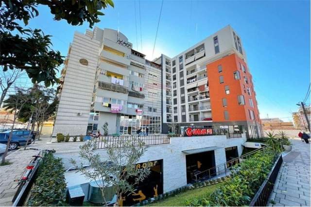 Tirane, jepet me qera zyre Kati 1, 133 m² 500 Euro (Bulevardi Zogu 1)
