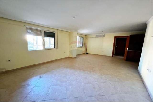 Tirane, jepet me qera zyre Kati 1, 133 m² 500 Euro (Bulevardi Zogu 1)