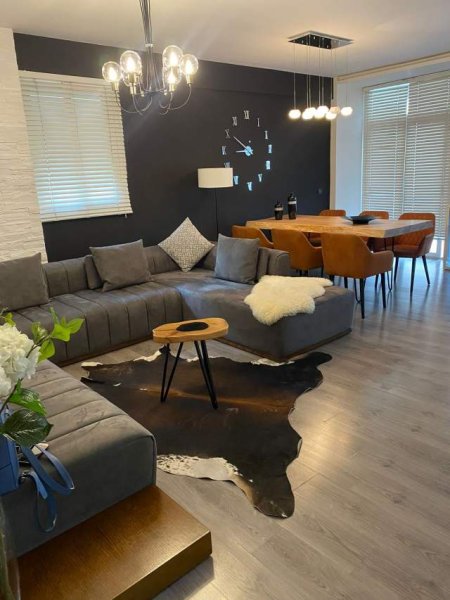 Tirane, jepet me qera apartament 1.000 Euro (Komuna e Parisit)