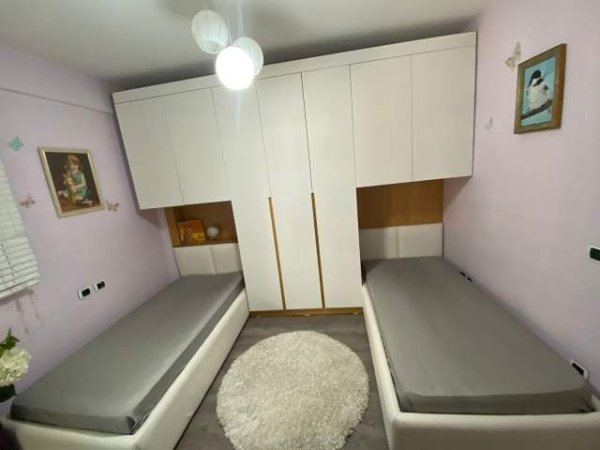 Tirane, jepet me qera apartament 1.000 Euro (Komuna e Parisit)