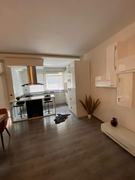 Tirane, jepet me qera apartament 1.000 Euro (Komuna e Parisit)