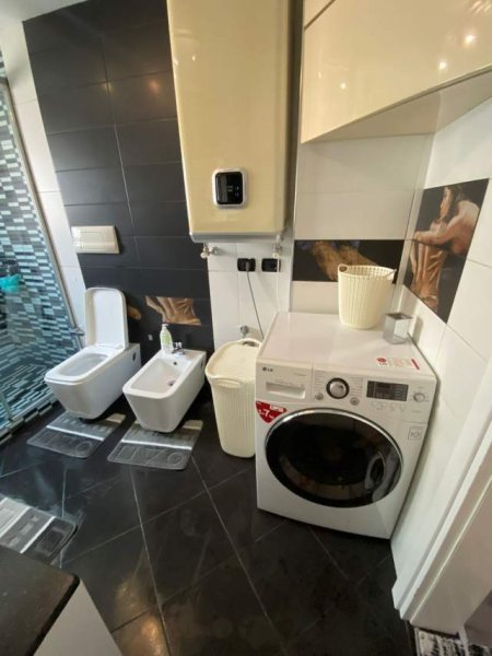 Tirane, jepet me qera apartament 1.000 Euro (Komuna e Parisit)