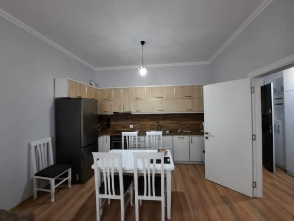 Tirane, jepet me qera apartament 2+1 Kati 3, 100 m² 800 Euro (Tek Arlis)