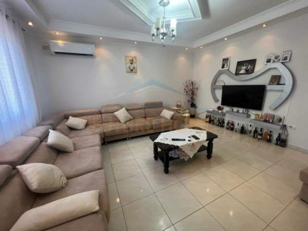 Tirane, shitet shtepi 2 Katshe 250 m² 150.000 Euro (Katund i Ri)