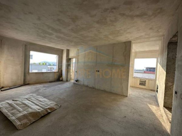 Tirane, shitet Penthouse Kati 9, 757 m² 550.000 Euro (Unaza e Re)