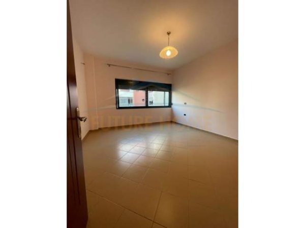 Tirane, jepet me qera apartament 2+1+BLK Kati 6, 90 m² 500 Euro (Ish Parku i Autobuzeve)