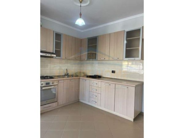 Tirane, jepet me qera apartament 2+1+BLK Kati 6, 90 m² 500 Euro (Ish Parku i Autobuzeve)
