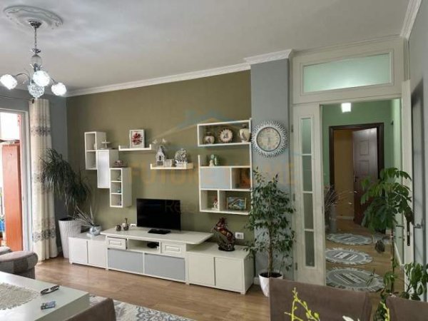 Tirane, shitet apartament 2+1+BLK Kati 8, 99 m² 115.000 Euro (Yzberisht)