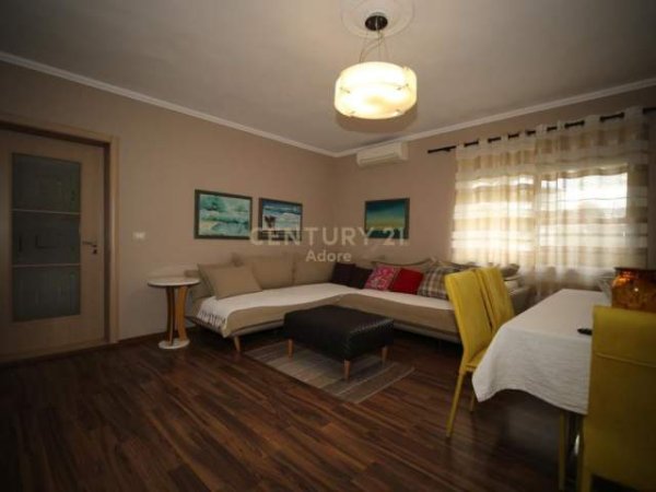 Tirane, jepet me qera apartament 2+1+BLK Kati 3, 80 m² 650 Euro (Prane Pazarit)