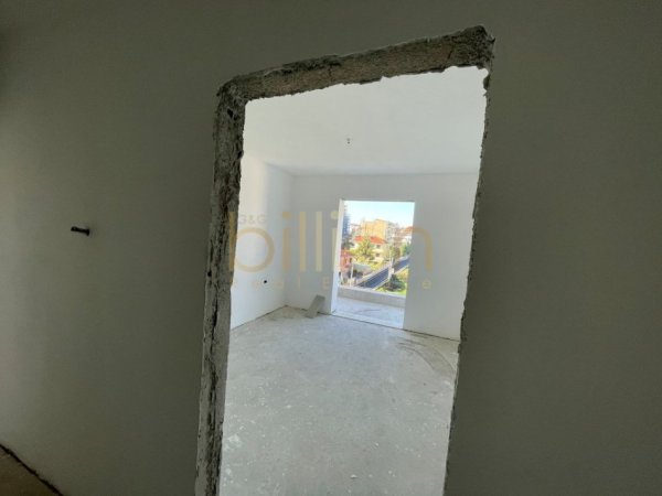 Tirane, shitet apartament 2+1+Ballkon , 102 m² 