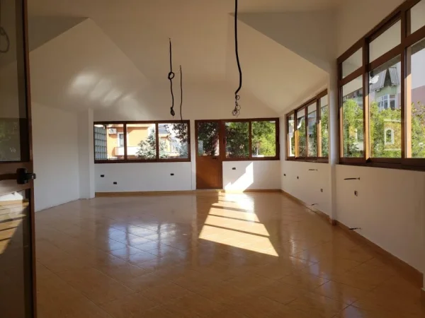 Tirane, jepet me qera apartament 3+1 Kati 2, 2.500 € 