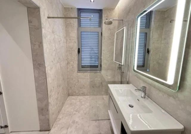 Tirane, jepet me qera apartament 3+1+Ballkon Kati 4, 120 m² 1.250 € (Kompleksi Delijorgji)