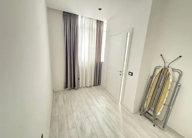 Tirane, jepet me qera apartament 3+1+Ballkon Kati 4, 120 m² 1.250 € (Kompleksi Delijorgji)