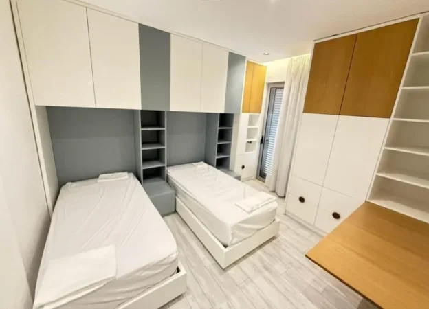 Tirane, jepet me qera apartament 3+1+Ballkon Kati 4, 120 m² 1.250 € (Kompleksi Delijorgji)