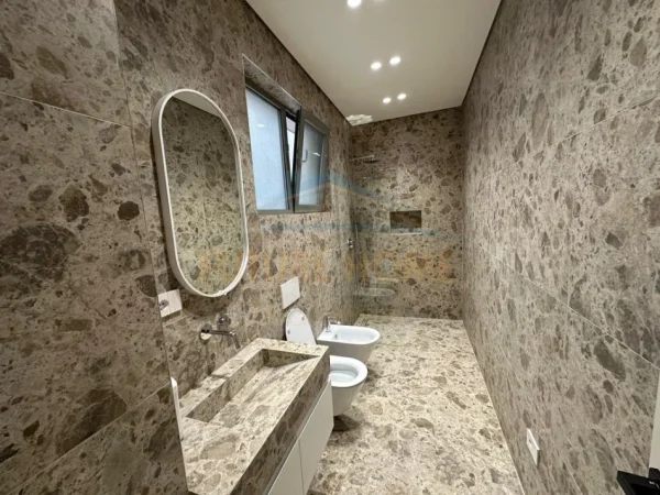 Tirane, jepet me qera apartament 2+1+Ballkon Kati 0, 97 m² 2.100 € (Liqeni i Thatë, Tek Green Valley)