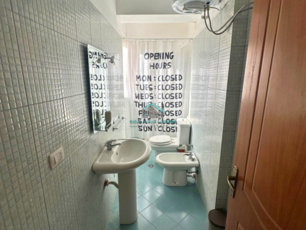 Vlore, jepet me qera apartament 1+1 Kati 2, 450 € (lungomare)