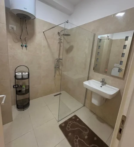 Jepet me Qira Apartament 1+1 te Rruga Kosovarëve, 750 €URO