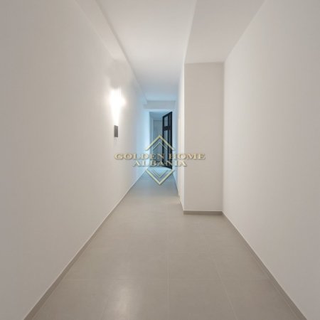 Tirane, jepet me qera zyre , 40 m² 400 € 