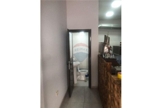 Vlore - Lungomare, jepet me qera dyqan , 42 m² 600 € (Rruga Dhimitër Konomi, Vlorë)