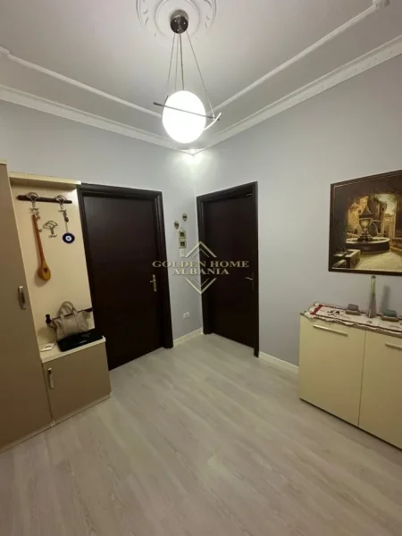 Tirane, jepet me qera 2+1+Ballkon Kati 7, 97 m² 520 € 
