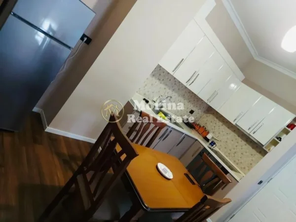 Tirane, jepet me qera apartament 2+1 Kati 4, 112 m² 1.100 € (Komuna e Parisit)