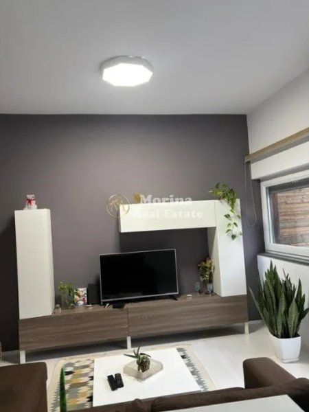 Tirane, jepet me qera apartament 1+1 Kati 2, 85 m² 600 € (Kopshti Botanik)