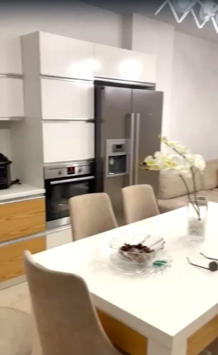 Shitet Apartament 2+1+2 + Post Parkimi Likuidim i menjëhershëm në Misto Mame/Yzberisht,  225.000 €URO