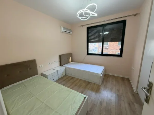 Tirane, jepet me qera apartament 2+1 Kati 1, 110 m² 750 € (21 Dhjetori)