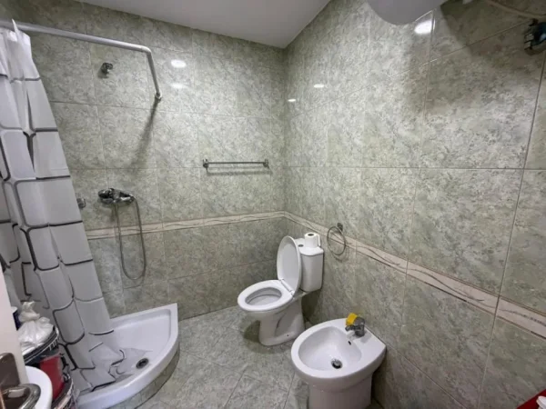Tirane, jepet me qera apartament 2+1 Kati 1, 110 m² 750 € (21 Dhjetori)