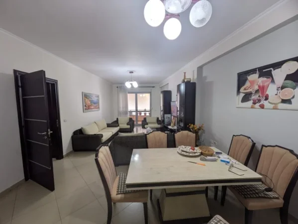 Shitet Apartament 2+1+2 me Dy Ballkone në zonën Misto Mame, në një pallat të mirëadministruar.,  200.000 €URO