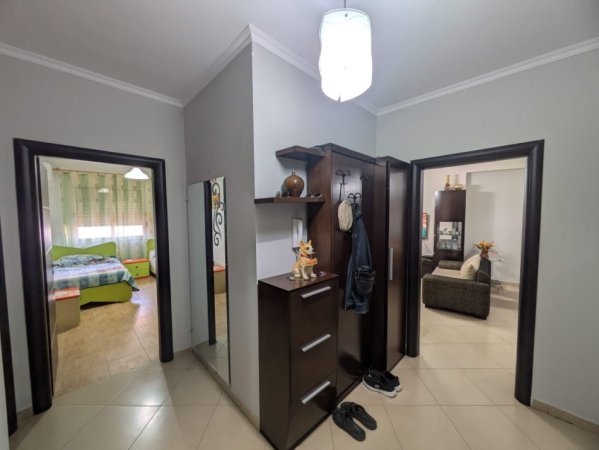 Shitet Apartament 2+1+2 me Dy Ballkone në zonën Misto Mame, në një pallat të mirëadministruar.,  200.000 €URO