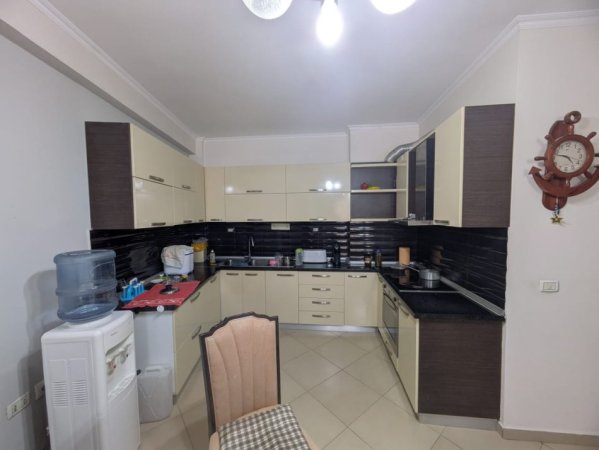 Shitet Apartament 2+1+2 me Dy Ballkone në zonën Misto Mame, në një pallat të mirëadministruar.,  200.000 €URO