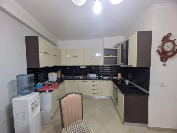 Shitet Apartament 2+1+2 me Dy Ballkone në zonën Misto Mame, në një pallat të mirëadministruar.,  200.000 €URO